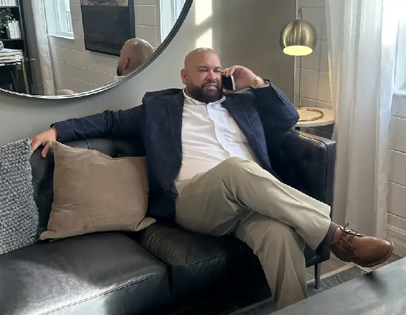 Realtor explaining Florida income requirements to an immigrant homebuyer - Hc Home Rise